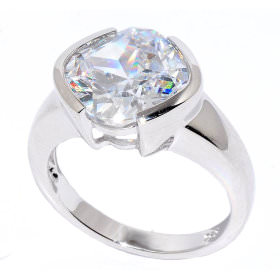 Серебряное кольцо с белым камнем