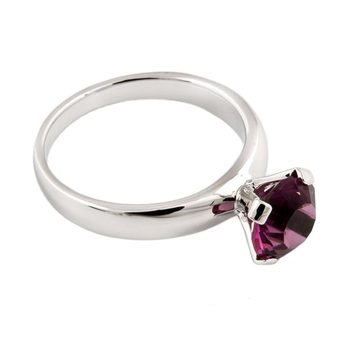 Кольцо с фиолетовым камнем Пурпурно-фиолетовый камень Сваровски в классическом кольце - эффектная простота.