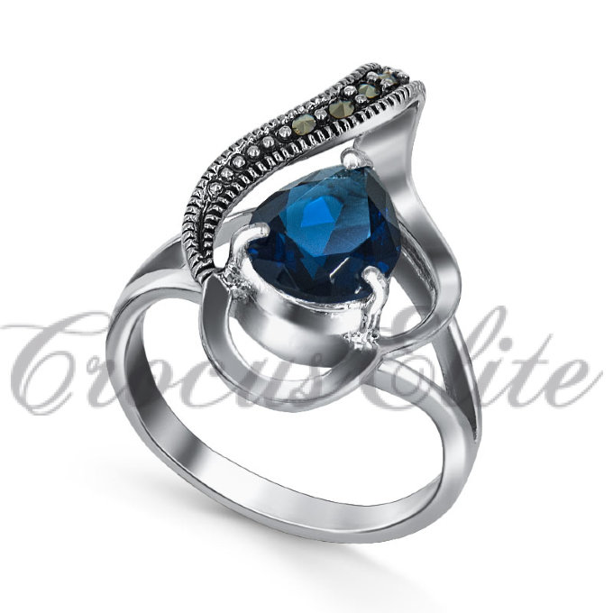 Красивое кольцо с синим камнем